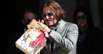 Johnny Depp arrives at court for final day of libel case and thanks fans with personalised gifts - www.dailyrecord.co.uk
