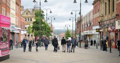 On the streets of Oldham there is fear, confusion and anger as the Coronavirus restrictions return - www.manchestereveningnews.co.uk - county Oldham