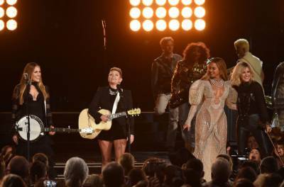 The Chicks Reminisce on Performing With Beyoncé at 2016 CMAs: 'She's Just Always Calm' - www.billboard.com - state Maine