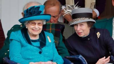 Princess Anne, 69, Tries to Teach Mom Queen Elizabeth, 94, How to Video Chat and It’s Very Relatable: Watch! - www.etonline.com