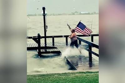 Shirtless headbanger rocks out with American flag during Hurricane Hanna - nypost.com - USA - Texas