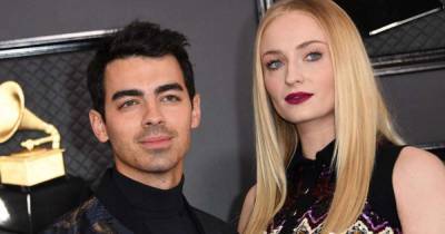 Sophie Turner having a baby at 24 sparks debate about motherhood, age and class - www.msn.com - France