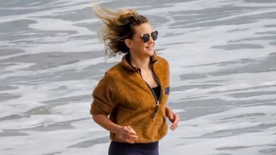 Kate Hudson Spends the Day at the Beach with Her Family - www.justjared.com - Malibu