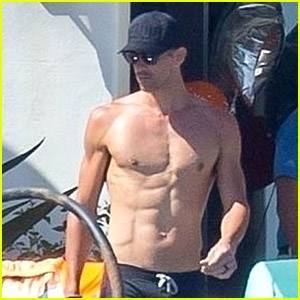 Michael Phelps Looks Ripped While Shirtless in Mexico - www.justjared.com - Mexico - county Lucas