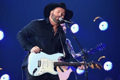 Garth Brooks Pulls Name From Consideration for CMA Entertainer of the Year Award - thewrap.com