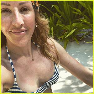 Ellie Goulding Reveals She 'Burnt My Boobs' During Her Tropical Vacation - www.justjared.com