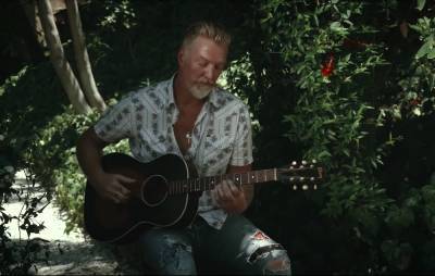 Watch Josh Homme perform Them Crooked Vultures’ ‘Spinning in Daffodils’ acoustic for Lollapalooza - www.nme.com