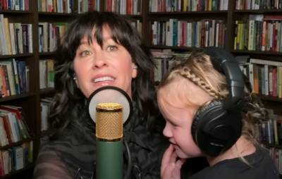 Watch Alanis Morissette perform ‘Ablaze’ with her daughter on Jimmy Fallon - www.nme.com