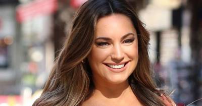 Kelly Brook makes jaws drop with her revealing staycation outfit - www.msn.com