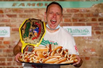 Competitive Eater Joey Chestnut Breaks His Own Record At First Audience-Free Edition Of Annual Hot Dog-Eating Competition - etcanada.com - New York