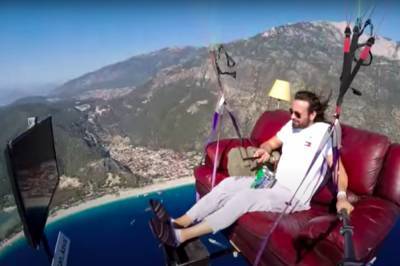 Turkish ‘Couch Potato’ Paraglider Takes His Couch And TV Up In The Air - etcanada.com - Turkey