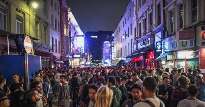 The scenes in London as crowds pack streets on night out as police warn it's 'crystal clear' that drunk people won't socially distance - www.manchestereveningnews.co.uk - London