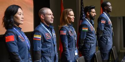Hilary Swank Heads To Space In First Teaser For Netflix's 'Away' - www.justjared.com - USA