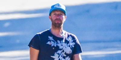 Chris Martin Goes for a Barefoot Stroll Over Fourth of July Weekend - www.justjared.com - Malibu