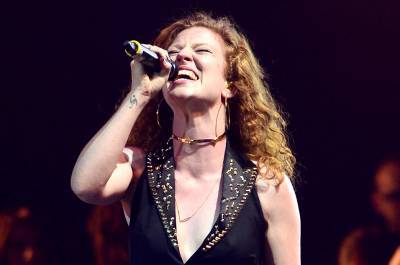Jess Glynne admits she “used the wrong word” after facing “discrimination” at restaurant - www.nme.com