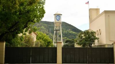 Suspect Crashes Through Warner Bros. Lot Gate During Police Chase - www.hollywoodreporter.com - city Burbank - city Glendale