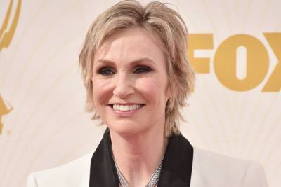 Jane Lynch to Host ‘Weakest Link’ Revival at NBC - thewrap.com - Britain