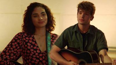 First Look: 'Little Voice' Stars Brittany O'Grady and Colton Ryan Cover Amy Winehouse's 'Valerie' (Exclusive) - www.etonline.com - New York