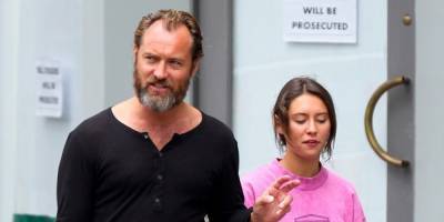 Jude Law Hangs Out with Daughter Iris After Captain Hook Casting News - www.justjared.com - London