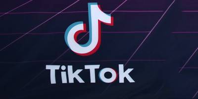 President Donald Trump Threatens To Use Emergency Powers to Ban TikTok From US Citizens - www.justjared.com - China - USA
