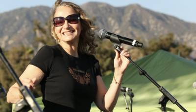Joan Osborne, Who Stepped Into Jerry Garcia’s Shoes on a Dead Tour, on His Musical ‘Possession’: ‘The Song Was in Command of Him’ - variety.com