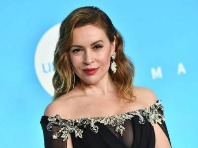 Alyssa Milano urges people to 'wear a mask' while detailing post-COVID-19 hair loss - canoe.com