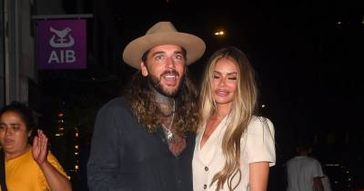 TOWIE stars Chloe Sims and Pete Wicks put on a very cosy display as they hit the town - www.ok.co.uk