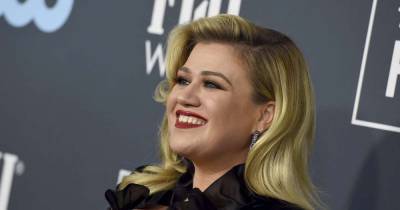 Simon Cowell replaced by Kelly Clarkson on 'America's Got Talent' after breaking back - www.msn.com