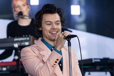 Harry Styles becomes second One Direction member to score solo number one in U.S. - www.hollywood.com