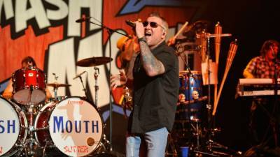 Smash Mouth Performs for Thousands Without Masks, Declares 'F**k That COVID' - www.etonline.com