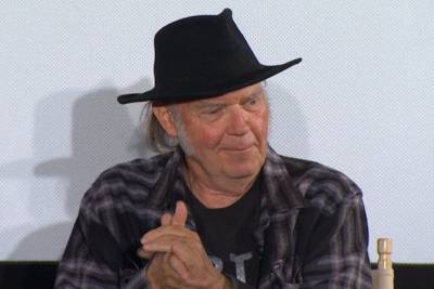 Neil Young Dumps Facebook and Google Logins From Archive Site for ‘Screwing With Our Election’ - thewrap.com