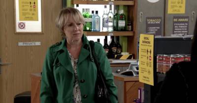 Coronation Street fans point out yet another huge face mask blunder in Sally Dynevor shop scene - www.ok.co.uk