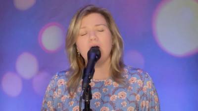 Kelly Clarkson Sings Emotional Ballad ‘Say Something’ For Latest ‘Kellyoke’ Cover - etcanada.com