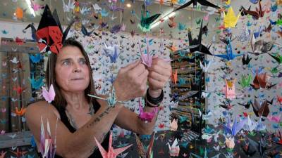 Artist creates origami crane memorial for COVID-19 victims - abcnews.go.com - Los Angeles - USA - Japan