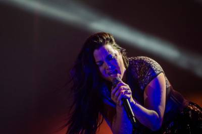 Evanescence Singer Amy Lee Pens Letter Calling Out The Lack Of Women In The Rock Word - etcanada.com - county Rock