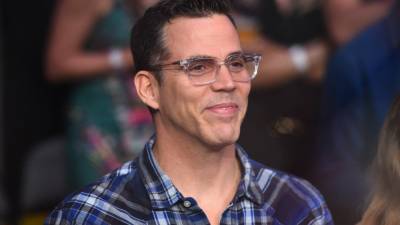 Steve-O Tapes Himself to Billboard for New Project - www.etonline.com - Los Angeles