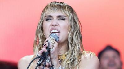 Miley Cyrus confirms split from Cody Simpson - www.breakingnews.ie