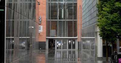 A driver who repeatedly hit the kerb and then attacked police officers has been allowed to keep his licence - www.manchestereveningnews.co.uk - Manchester