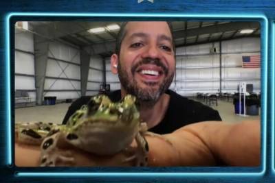 Watch David Blaine and His ‘Magical Assistant’ Frog Read (and Blow) Jimmy Fallon’s Mind (Video) - thewrap.com