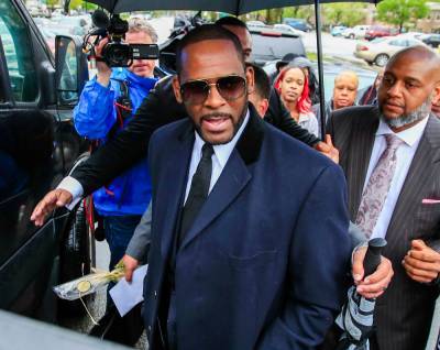 R. Kelly’s Manager Charged With Phone Threats To Theater - etcanada.com - Los Angeles - California - Chicago - Manhattan