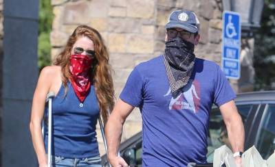 Jon Hamm's Girlfriend Anna Osceola Joins Him at Supermarket, Uses Crutches to Walk - www.justjared.com