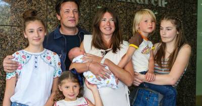 Jamie Oliver's wife Jools shares incredible throwback photo of their children - www.msn.com