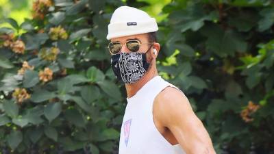 Justin Theroux Soaks Up the Sunny Weather While Walking His Dog - www.justjared.com - New York