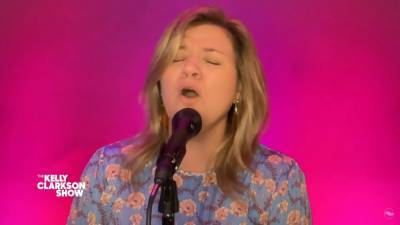 Kelly Clarkson Belts Out ‘I Can’t Help Myself’ By Four Tops - etcanada.com