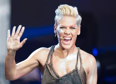 Pink shares no nonsense message about learning to love her ‘thunder thighs’ - evoke.ie