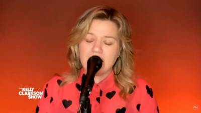 Kelly Clarkson Covers ‘These Boots Are Made For Walkin” On Kellyoke - etcanada.com - USA