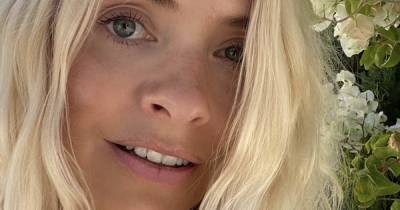 Holly Willoughby fans gush over her longer locks as she shares stunning fresh-faced selfie - www.ok.co.uk - London