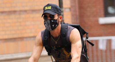Justin Theroux Shows Off His Muscles While on a Bike Ride - www.justjared.com - New York