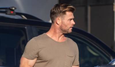 Chris Hemsworth Looks Ripped While Stepping Out in a Tight Tee - www.justjared.com - Australia - county Bay