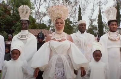 Beyoncé’s Mom Shares Throwback Photo Of 9-Year-Old Singer Playing African Queen In Dance Performance: ‘Could That Have Sparked Something?’ - etcanada.com
